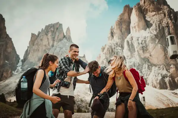 Turista feliz com celular